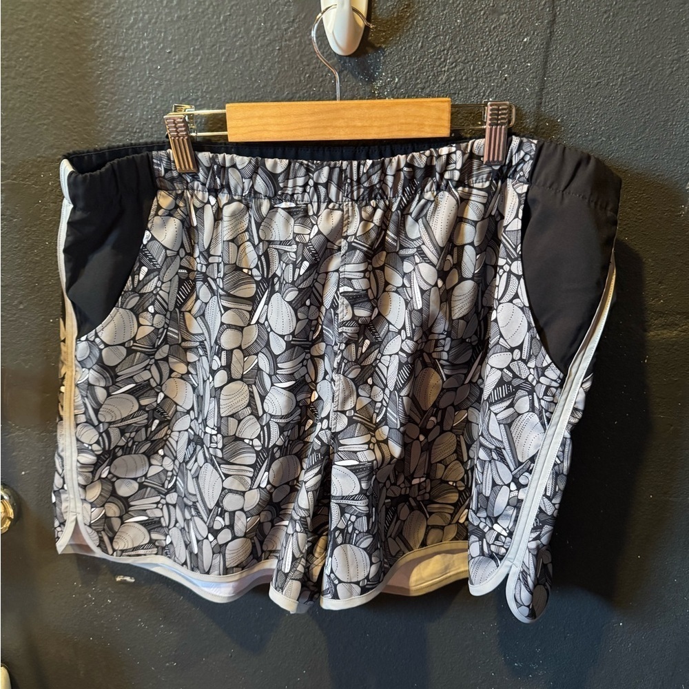 Columbia Black and Gray Patterned Women's Athletic Shorts Size 1X